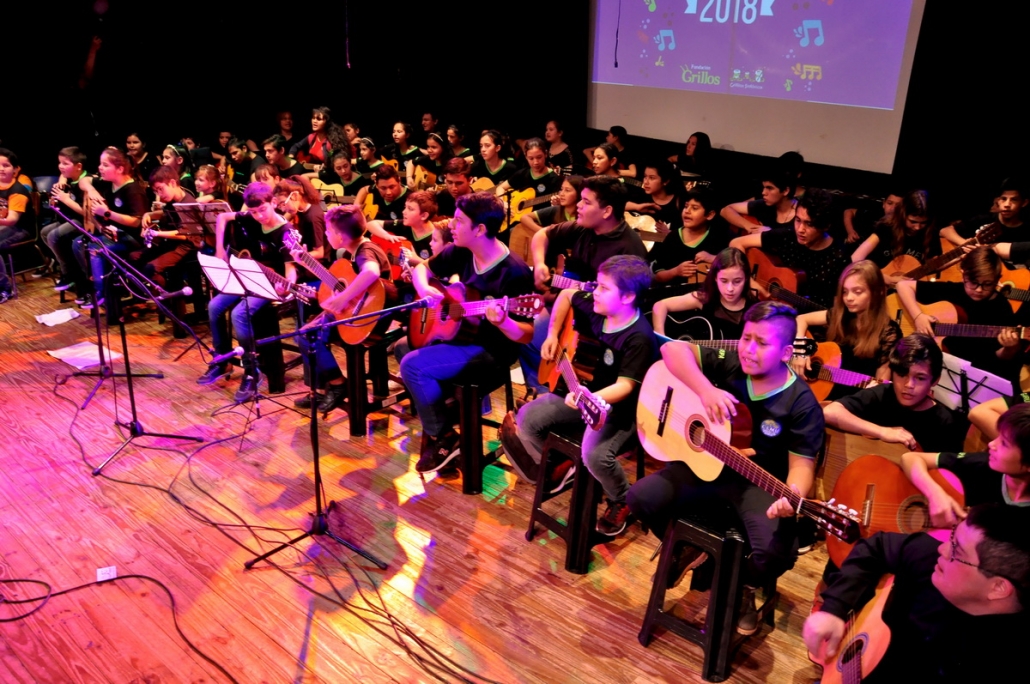 Orquesta y coro numeroso sobre el escenario
