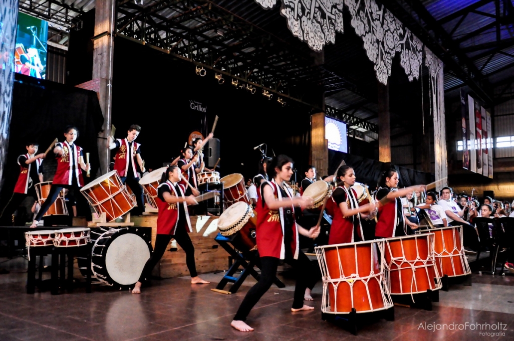 Grupo de percusión tocando tambores sobre el escenario