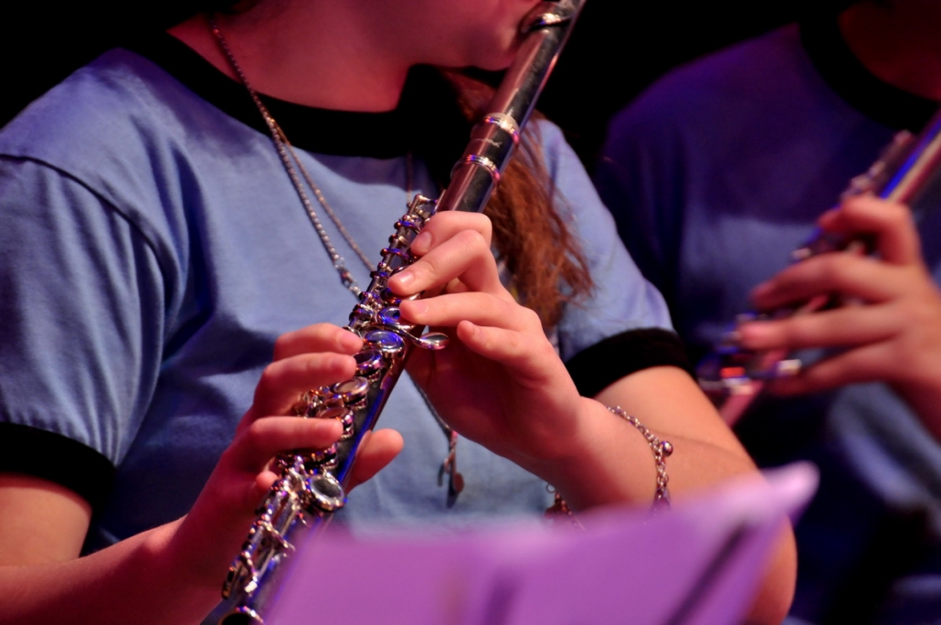 Jóvenes tocando la flauta traversa durante un concierto