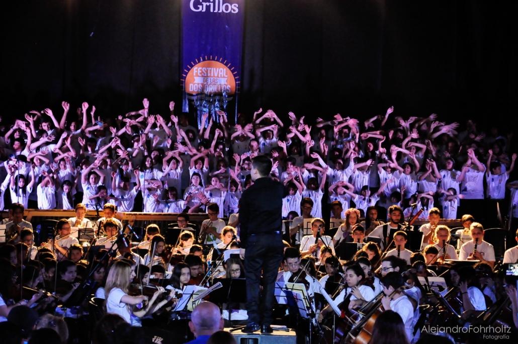 Orquesta infantil completa en el escenario del teatro